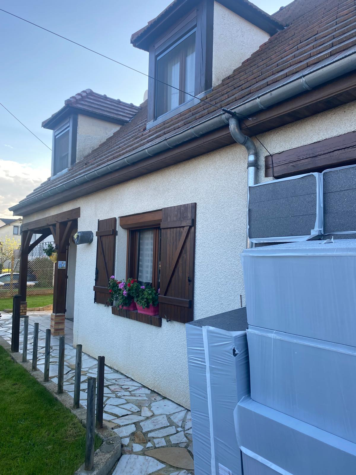 Isolation thermique par l’extérieur (ITE) réalisée sur une maison individuelle.